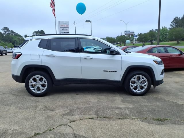 Used 2024 Jeep Compass Latitude AWD/4WD image 2