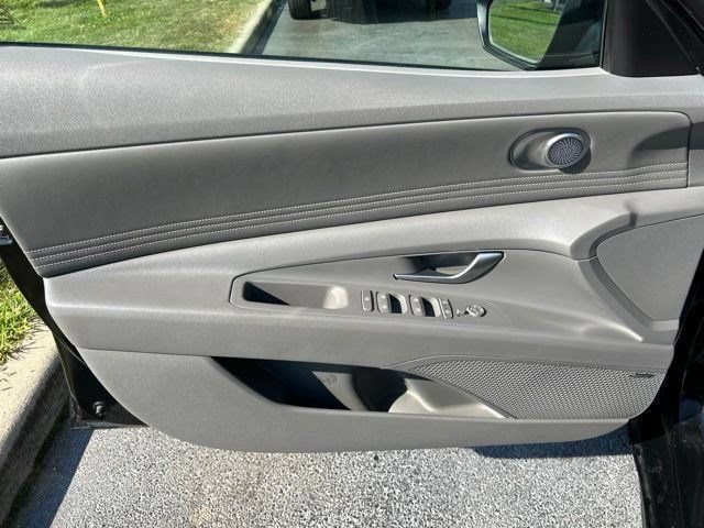 Used 2022 Hyundai Elantra SEL w/ Convenience + Premium Package FWD image 10