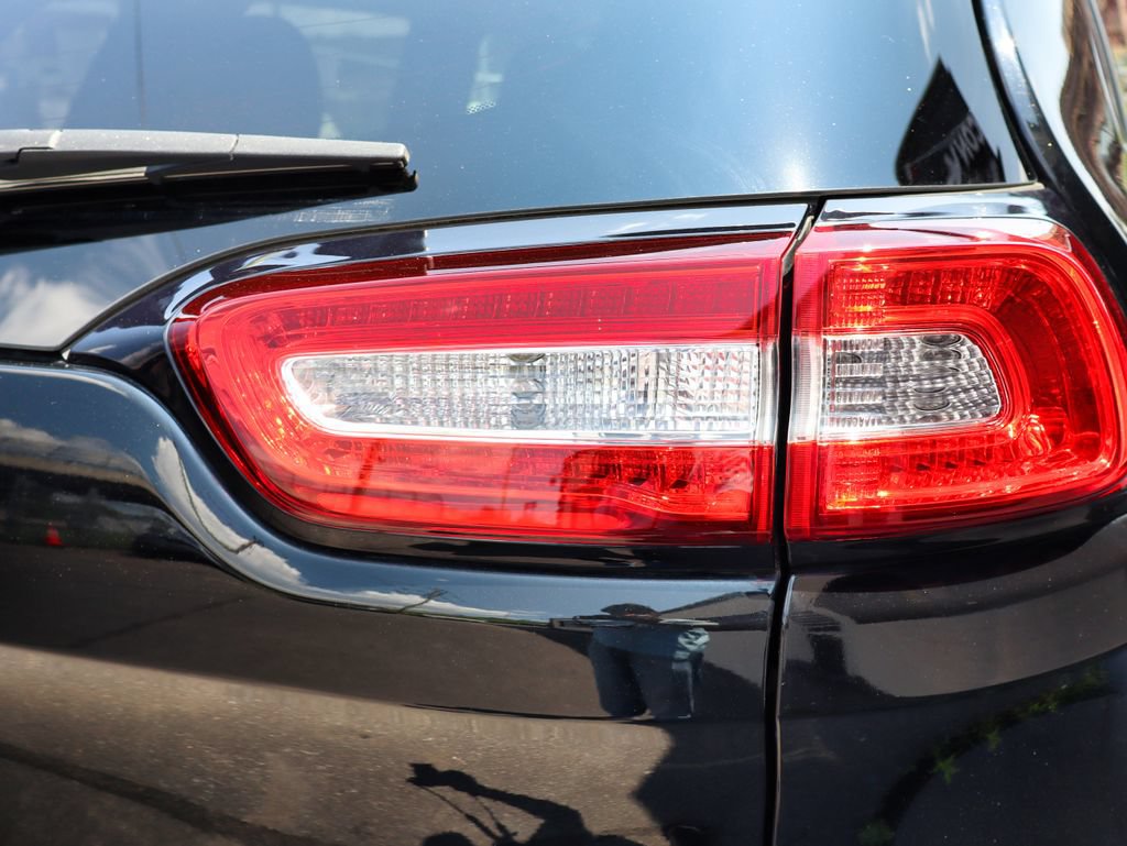 Used 2018 Jeep Cherokee Limited AWD/4WD image 9