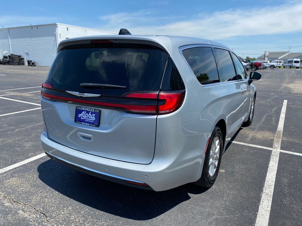 Used 2023 Chrysler Pacifica Touring-L FWD image 7