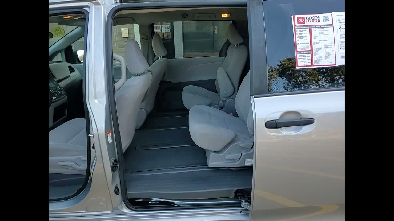 Used 2020 Toyota Sienna L image 15