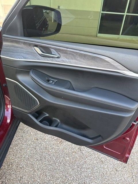 Used 2025 Jeep Grand Cherokee Limited w/ Black Appearance Package image 9