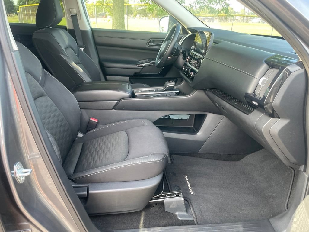 Used 2024 Nissan Pathfinder SV FWD image 15