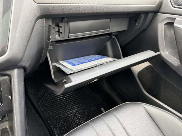 Used 2022 Volkswagen Tiguan SE w/ Panoramic Sunroof Package AWD/4WD image 31