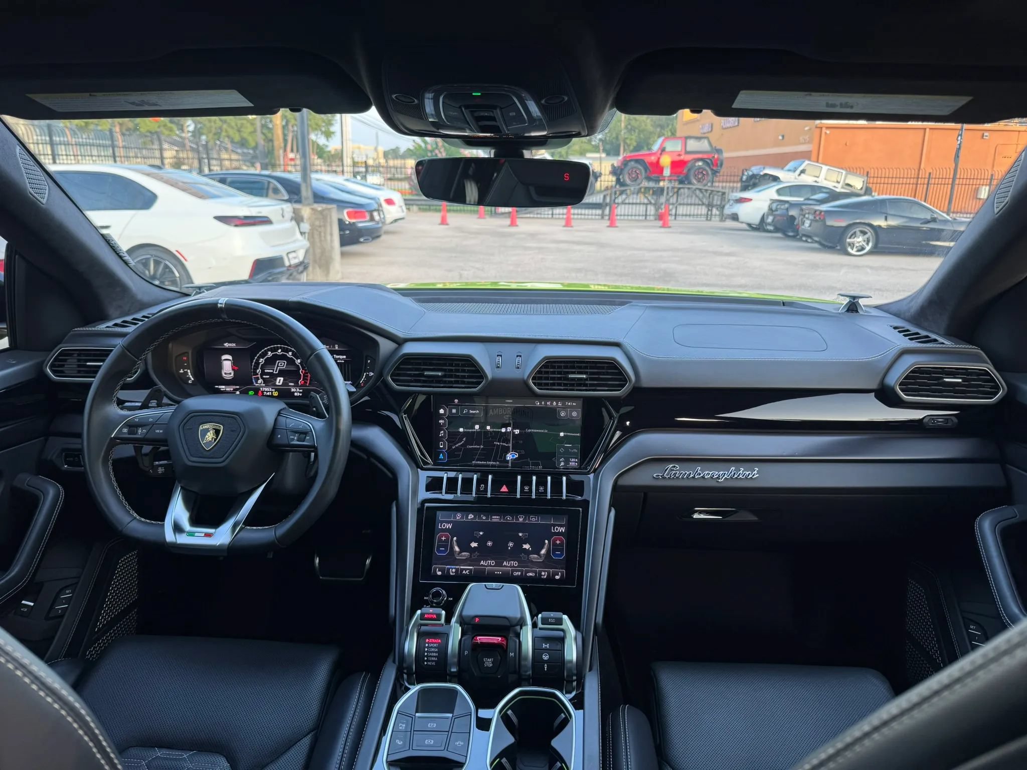 Used 2022 Lamborghini Urus AWD/4WD image 35