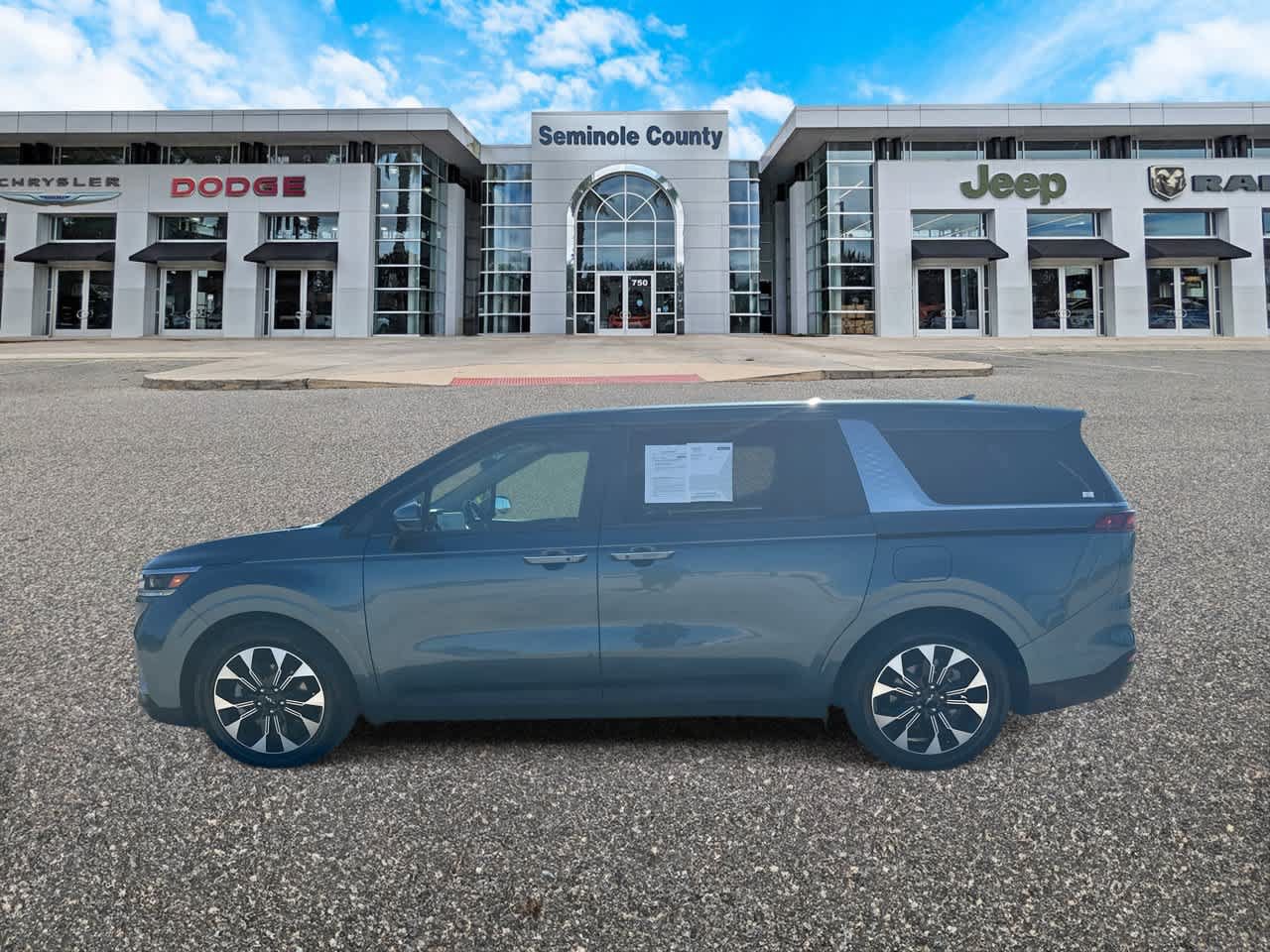 Used 2024 Kia Carnival EX FWD image 5