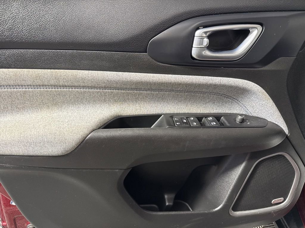 Used 2022 Jeep Compass Latitude w/ Sun and Sound Group image 17