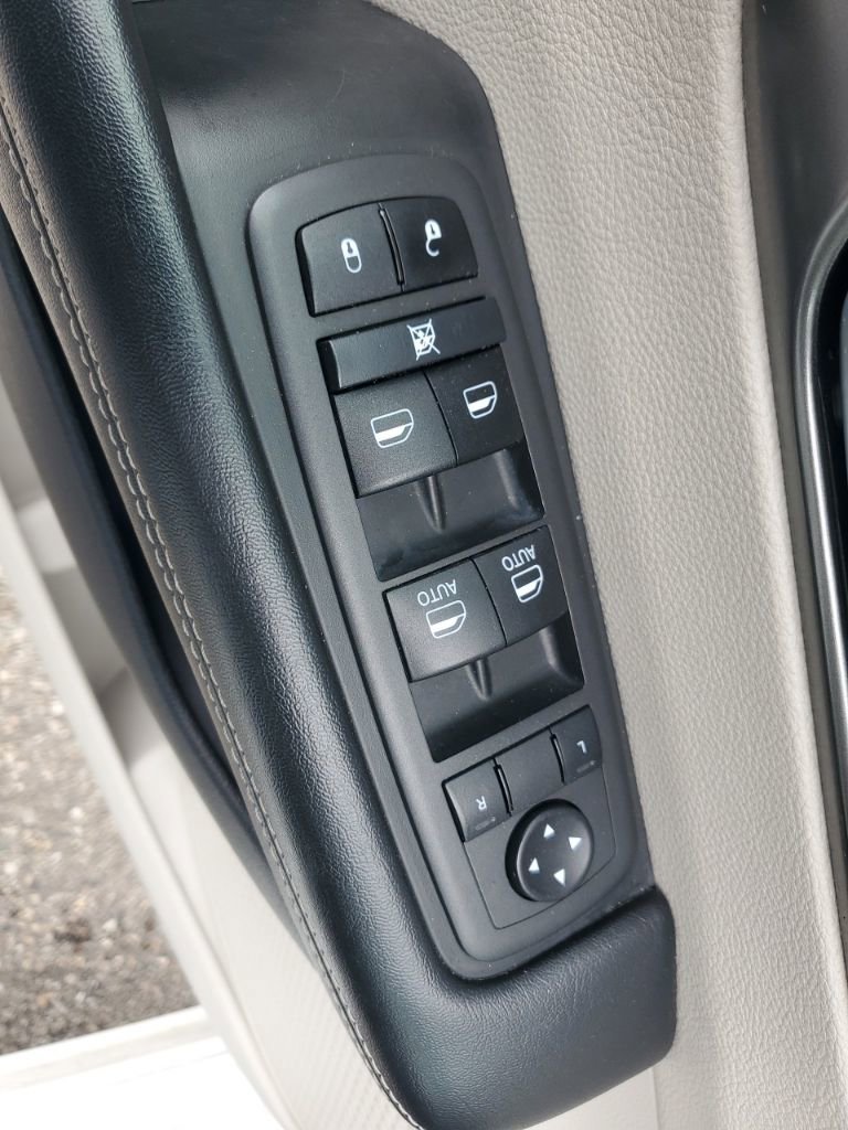 Used 2022 Chrysler Pacifica Touring-L FWD image 10