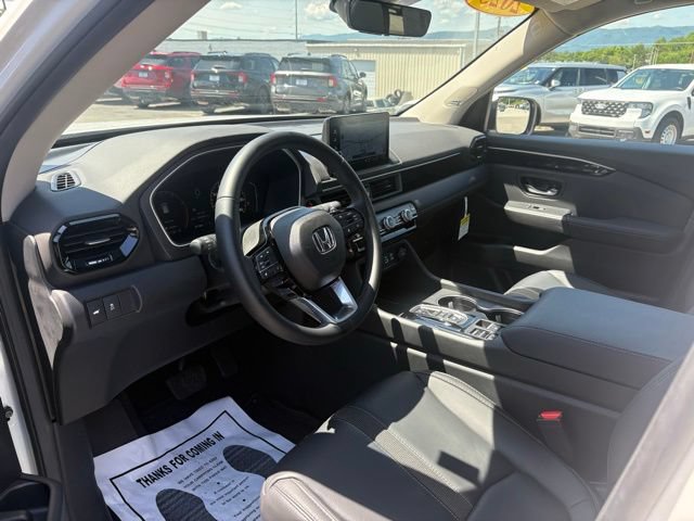 Used 2025 Honda Pilot Touring image 3