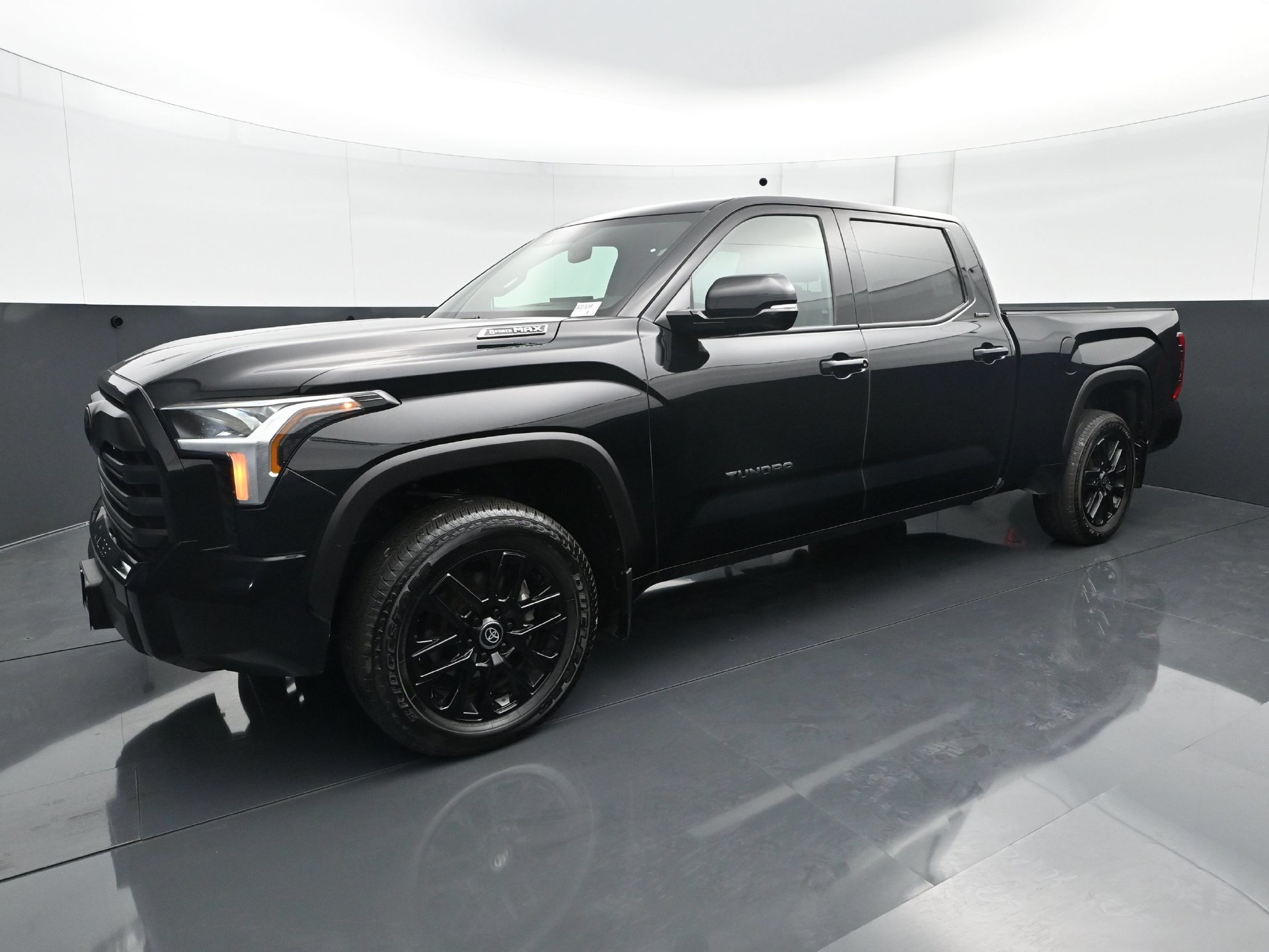 Used 2025 Toyota Tundra Limited AWD/4WD image 2