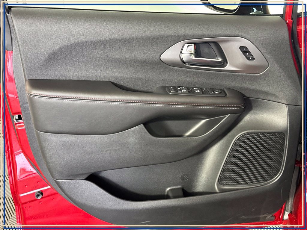New 2027 Chrysler Pacifica Select AWD/4WD image 27
