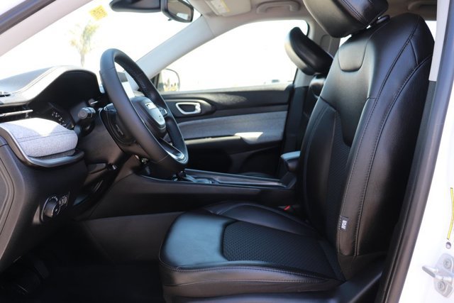 Used 2022 Jeep Compass Latitude FWD image 11
