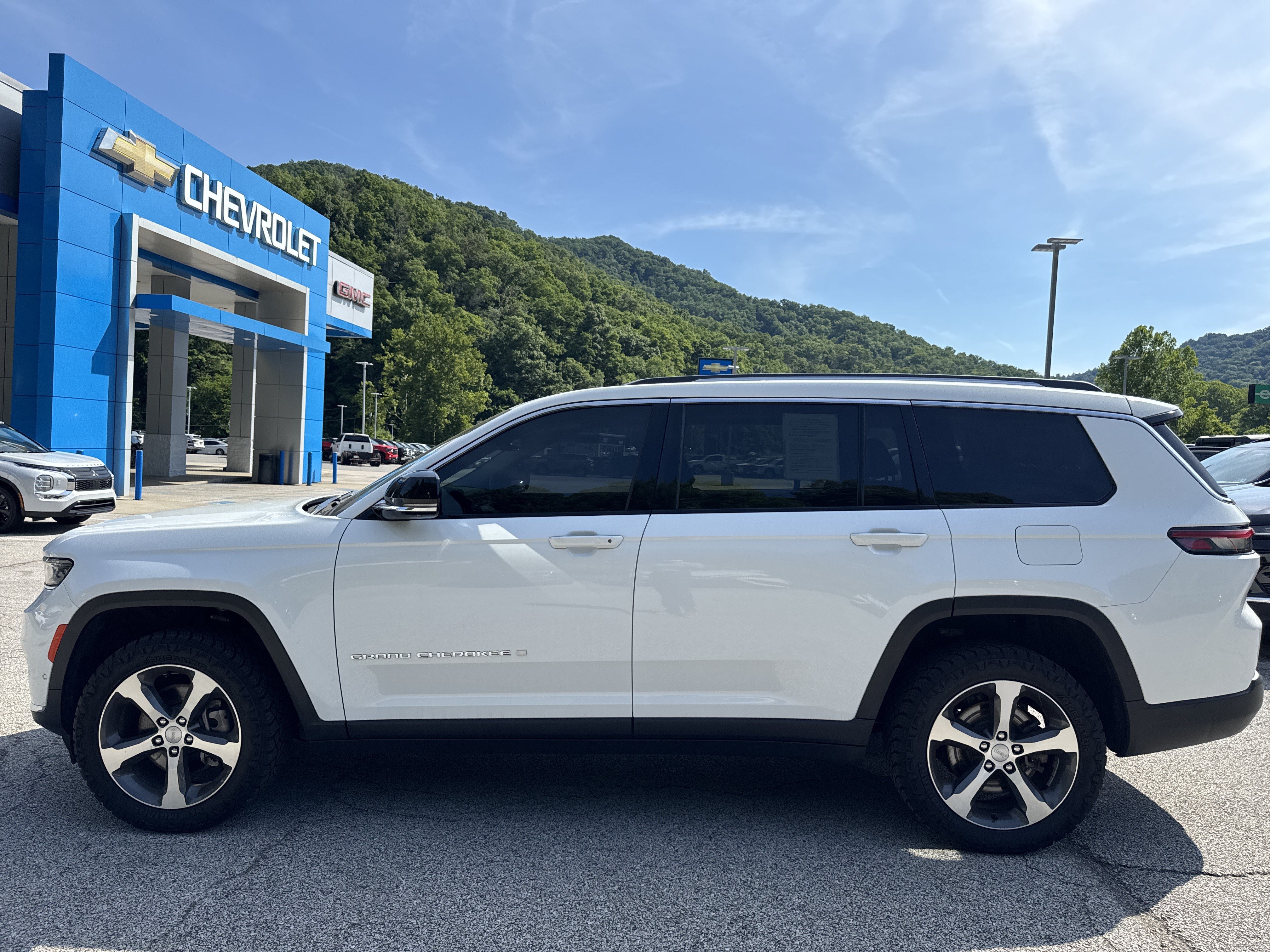 Used 2023 Jeep Grand Cherokee L Limited w/ Luxury Tech Group II AWD/4WD image 9