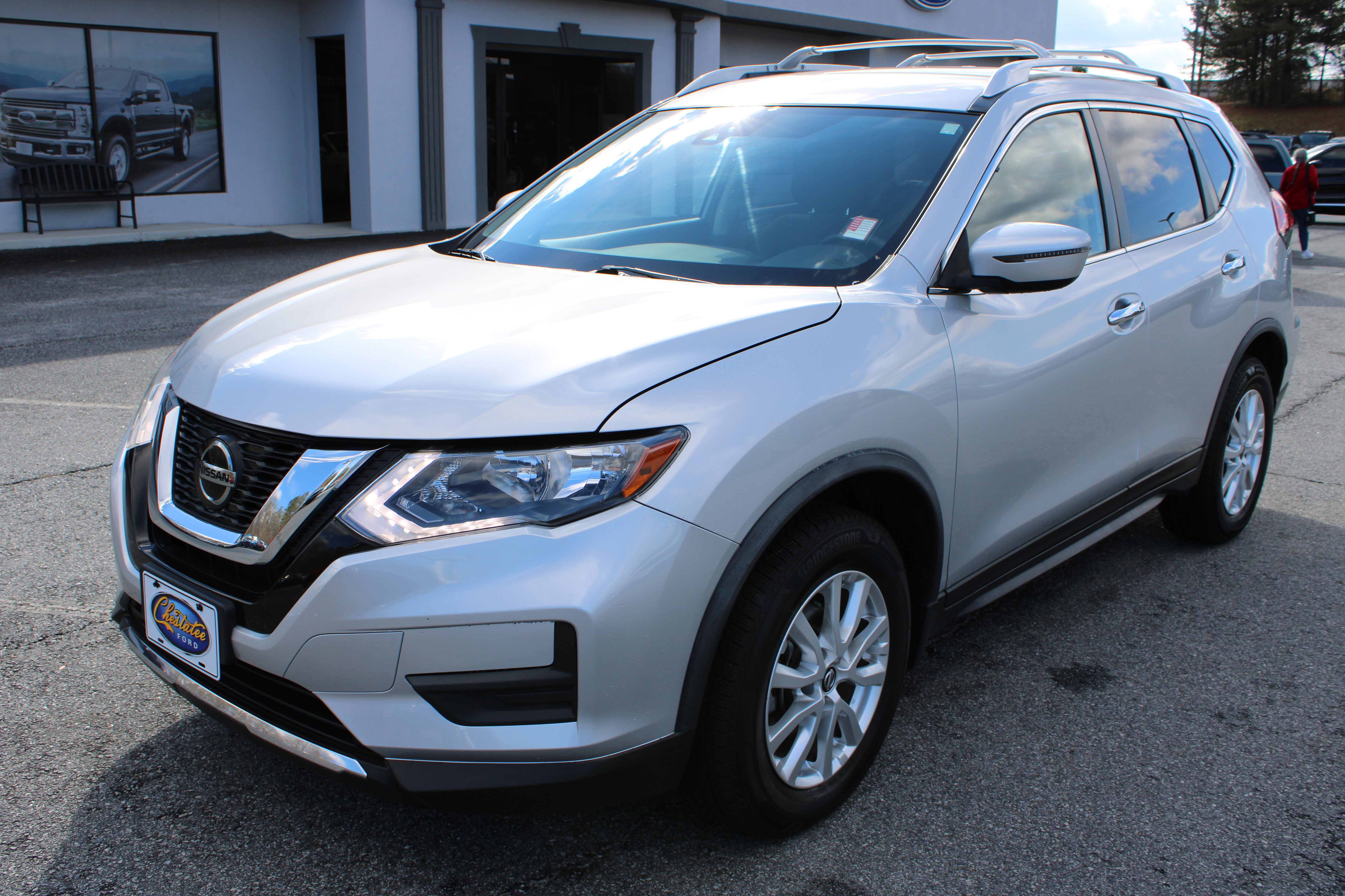 Used 2020 Nissan Rogue SV image 2