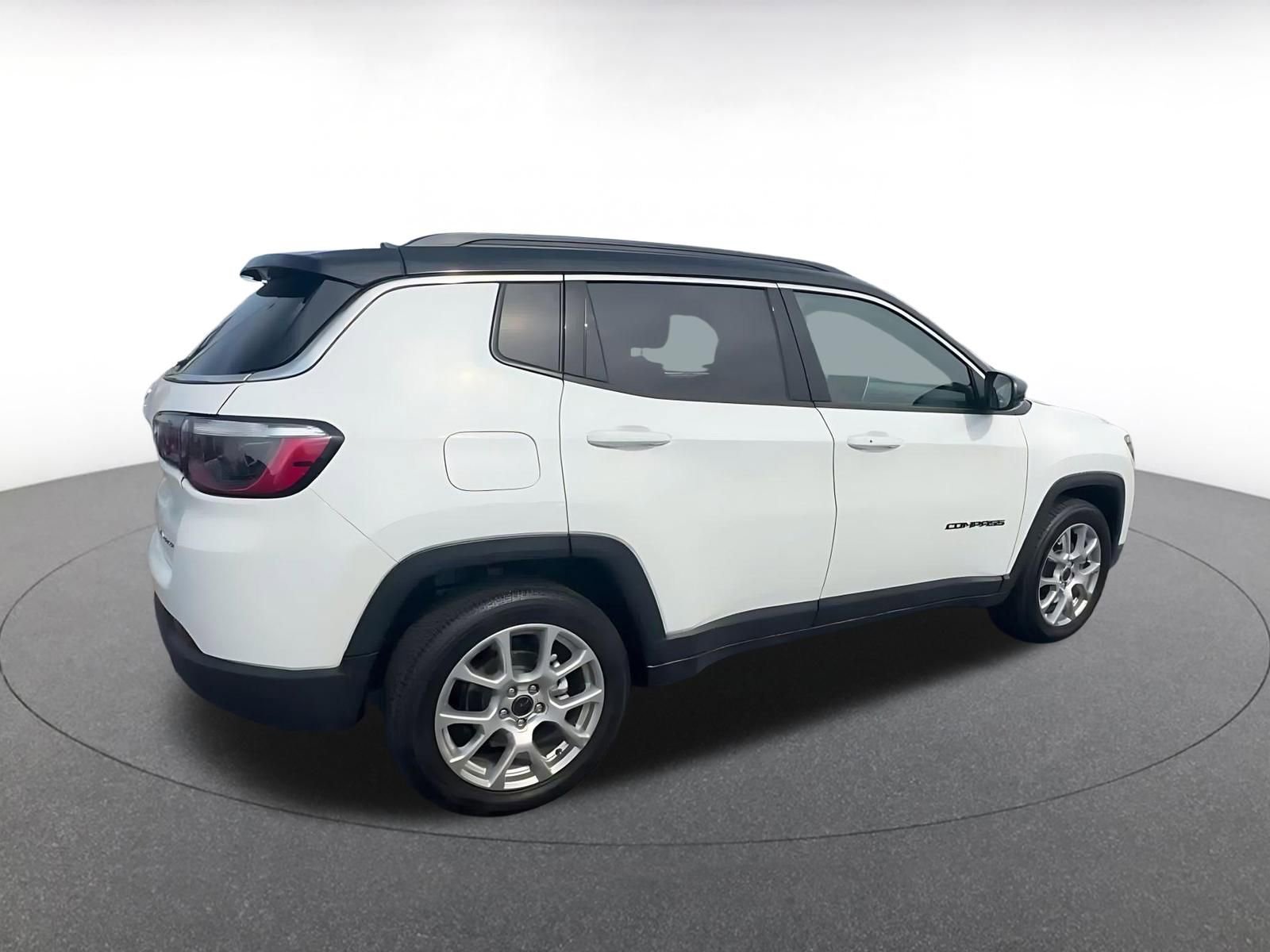 Used 2025 Jeep Compass Limited image 14