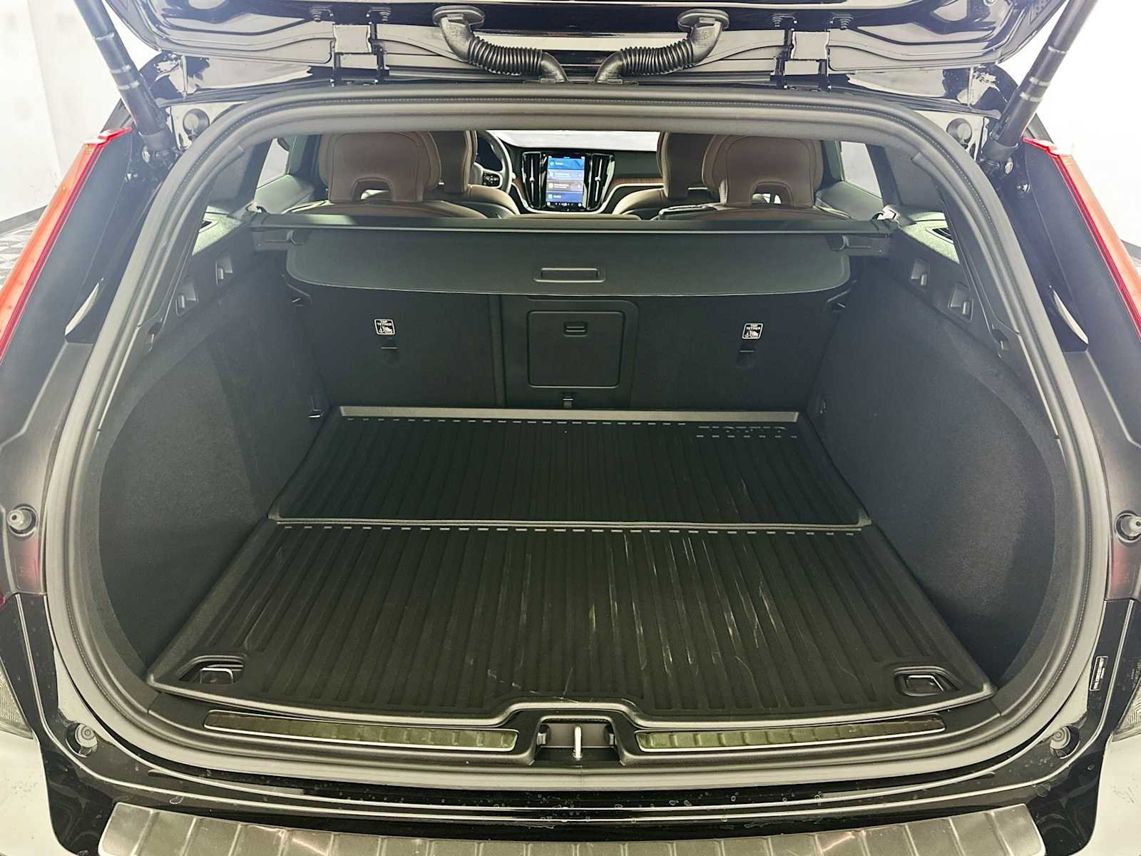 Certified 2025 Volvo V60 B5 Cross Country Plus w/ Protection Package Premier image 23