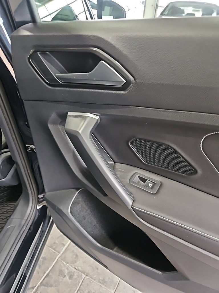 Used 2024 Volkswagen Tiguan SE image 16
