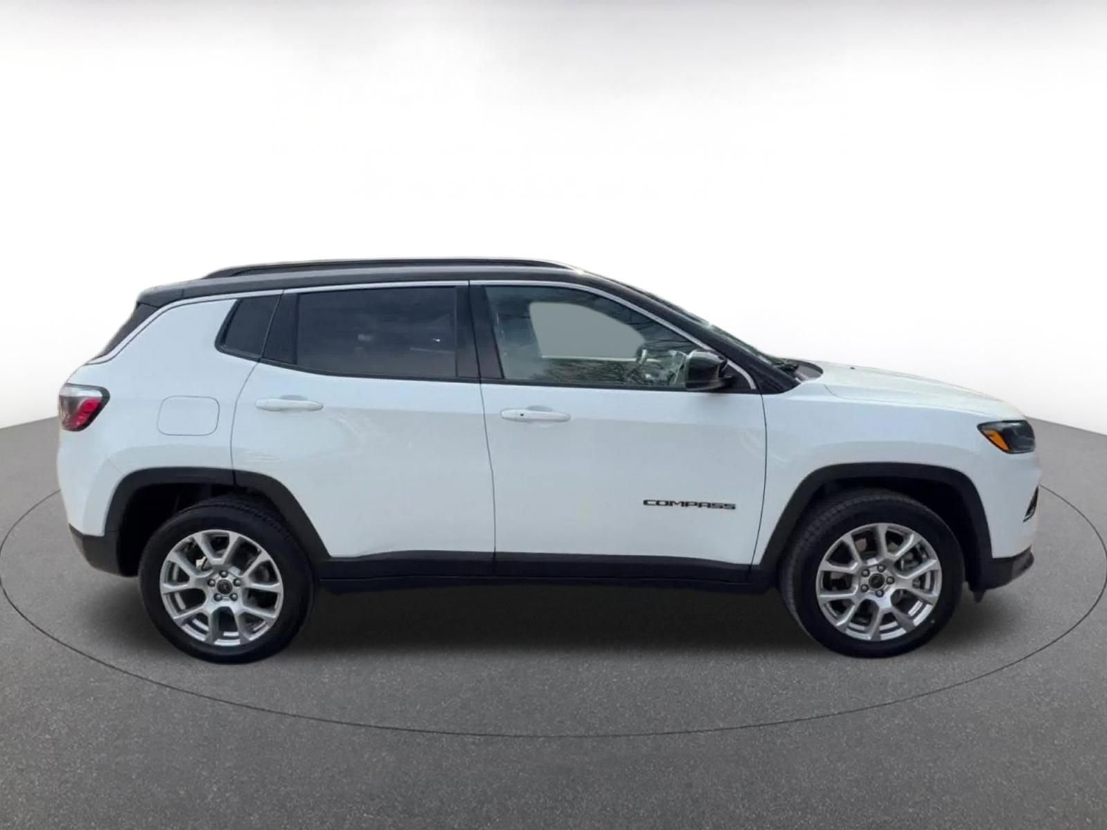Used 2025 Jeep Compass Limited image 16