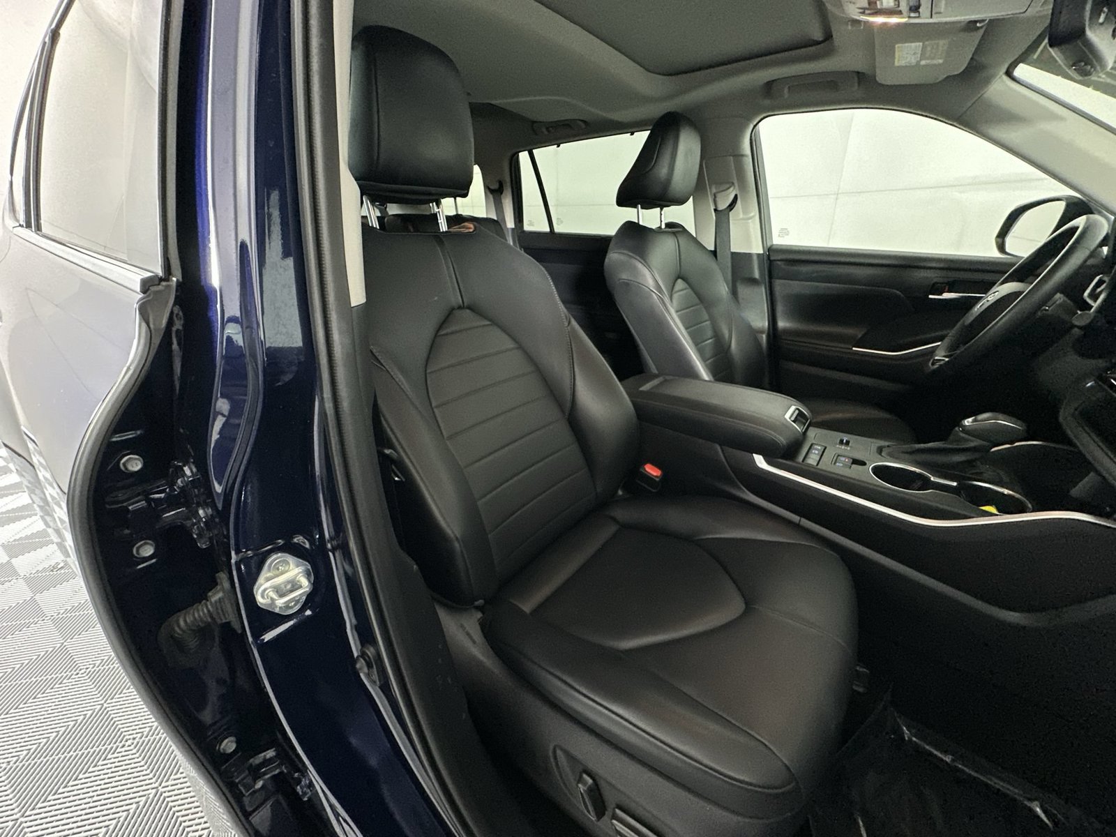 Used 2021 Toyota Highlander XLE FWD image 27