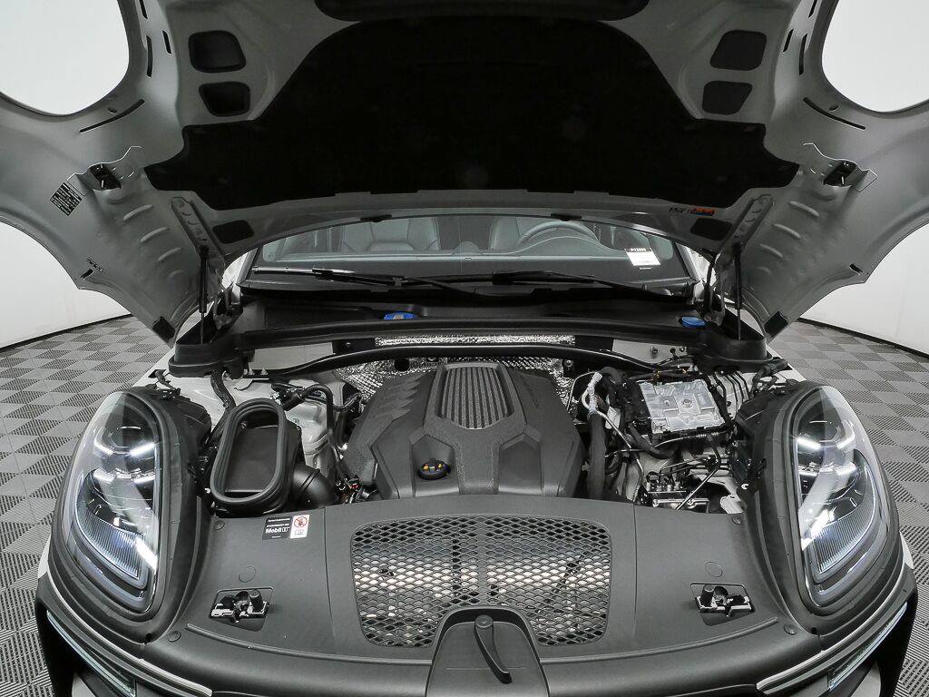 Certified 2026 Porsche Macan Turbo AWD/4WD image 34