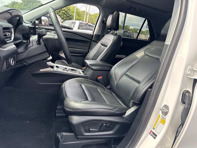 Used 2023 Ford Explorer XLT w/ Equipment Group 202A AWD/4WD image 8