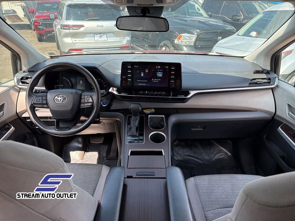 Used 2022 Toyota Sienna LE image 19