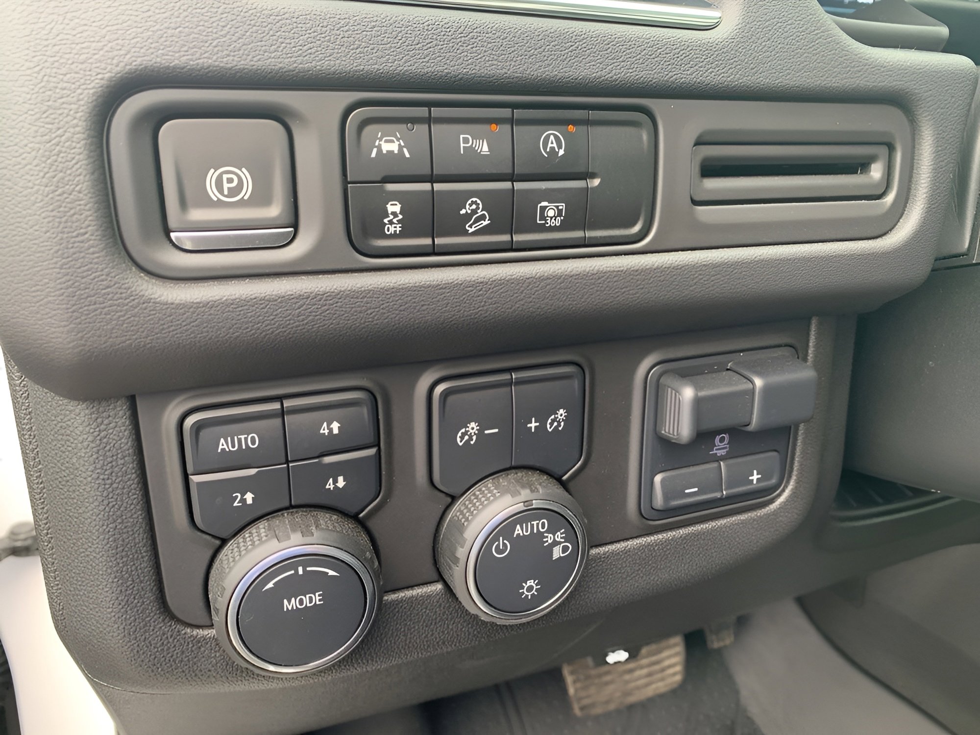 Used 2024 Chevrolet Tahoe Z71 w/ Luxury Package AWD/4WD image 11