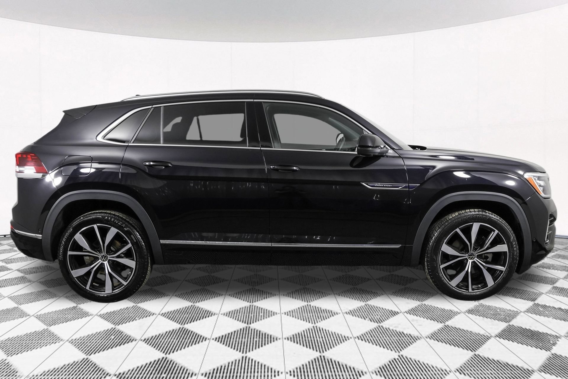Used 2025 Volkswagen Atlas Cross Sport SEL Premium R-Line AWD/4WD image 17