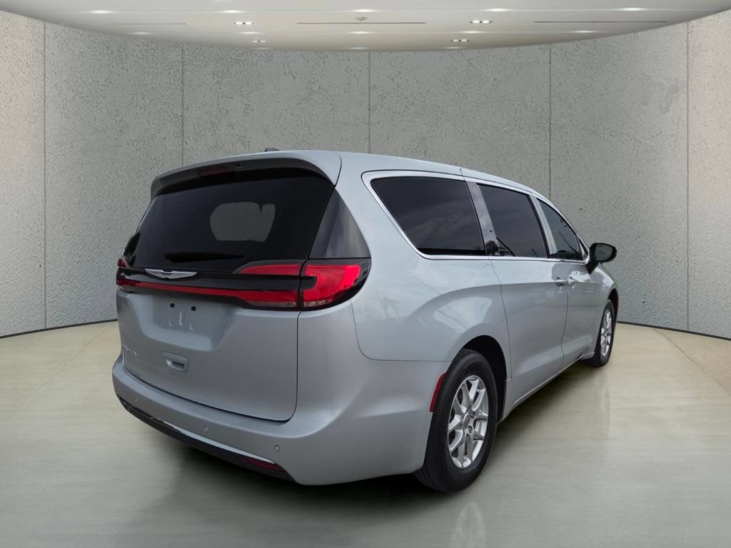 Used 2024 Chrysler Pacifica Touring-L FWD image 5