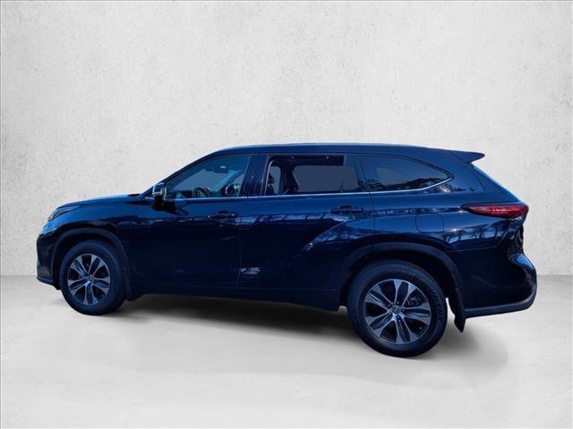 Used 2021 Toyota Highlander XLE image 3
