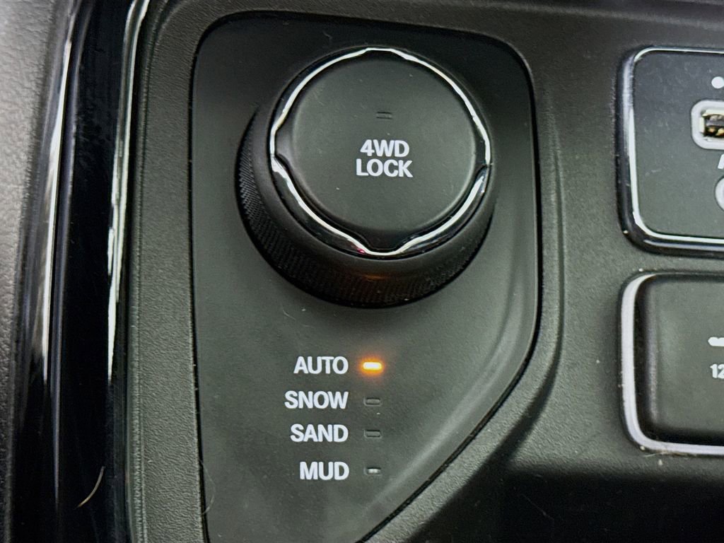 Used 2018 Jeep Compass Limited w/ Navigation Group AWD/4WD image 13