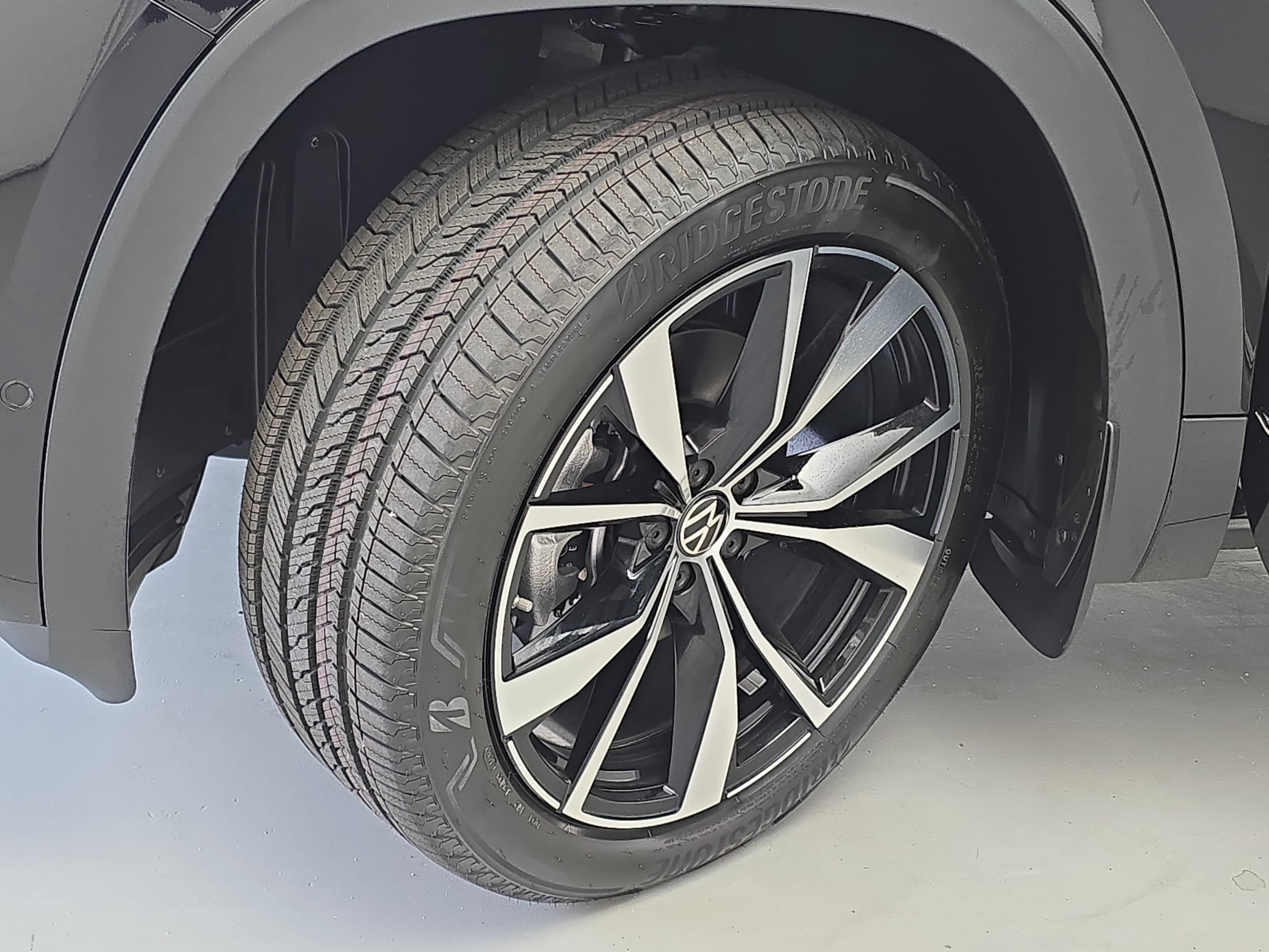 New 2026 Volkswagen Atlas Cross Sport SEL Premium R-Line AWD/4WD image 33