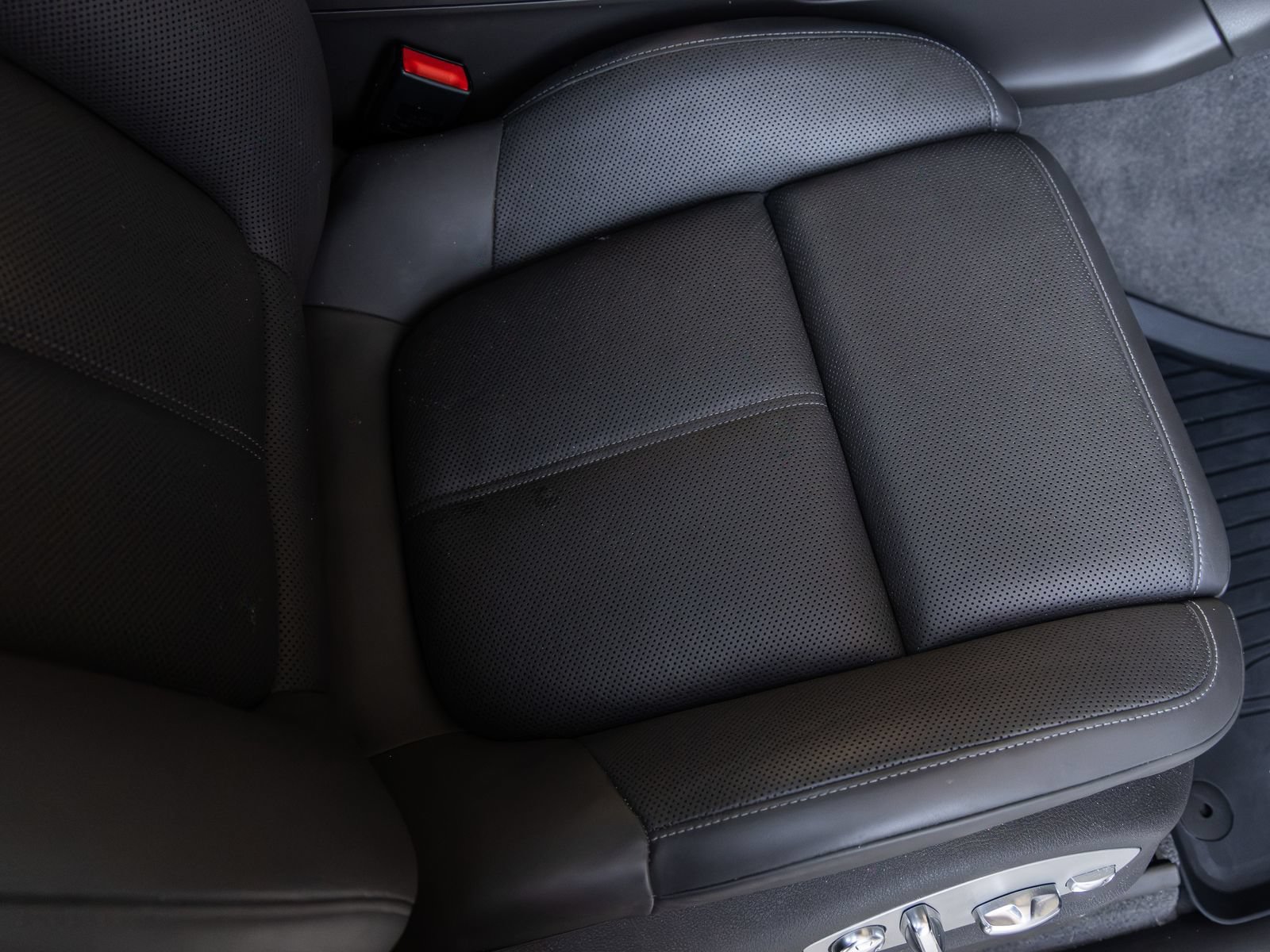 Certified 2021 Porsche Macan AWD/4WD image 39