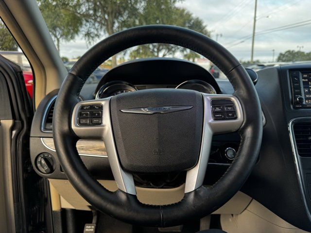 Used 2015 Chrysler Town & Country Touring w/ Driver Convenience Group image 29