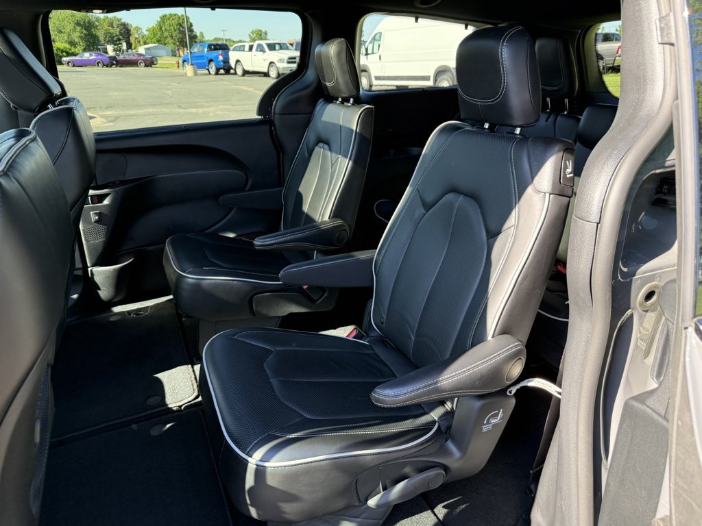Used 2025 Chrysler Pacifica Limited FWD image 13