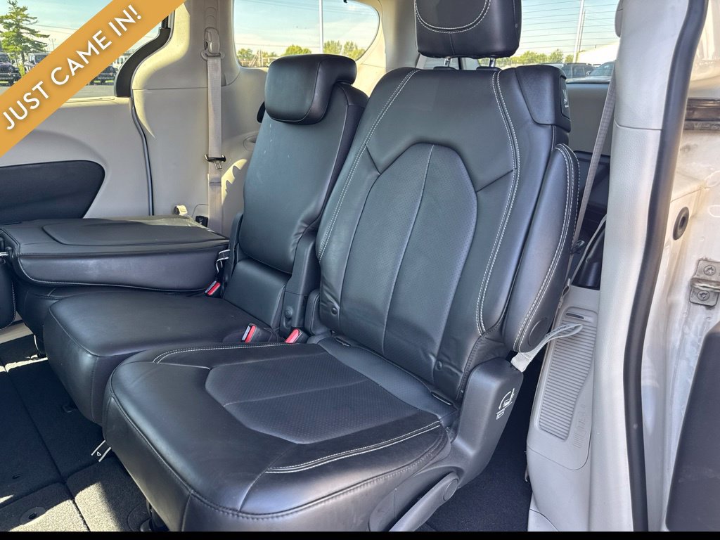 Used 2024 Chrysler Pacifica Touring-L w/ Uconnect Theater Family Group FWD image 9