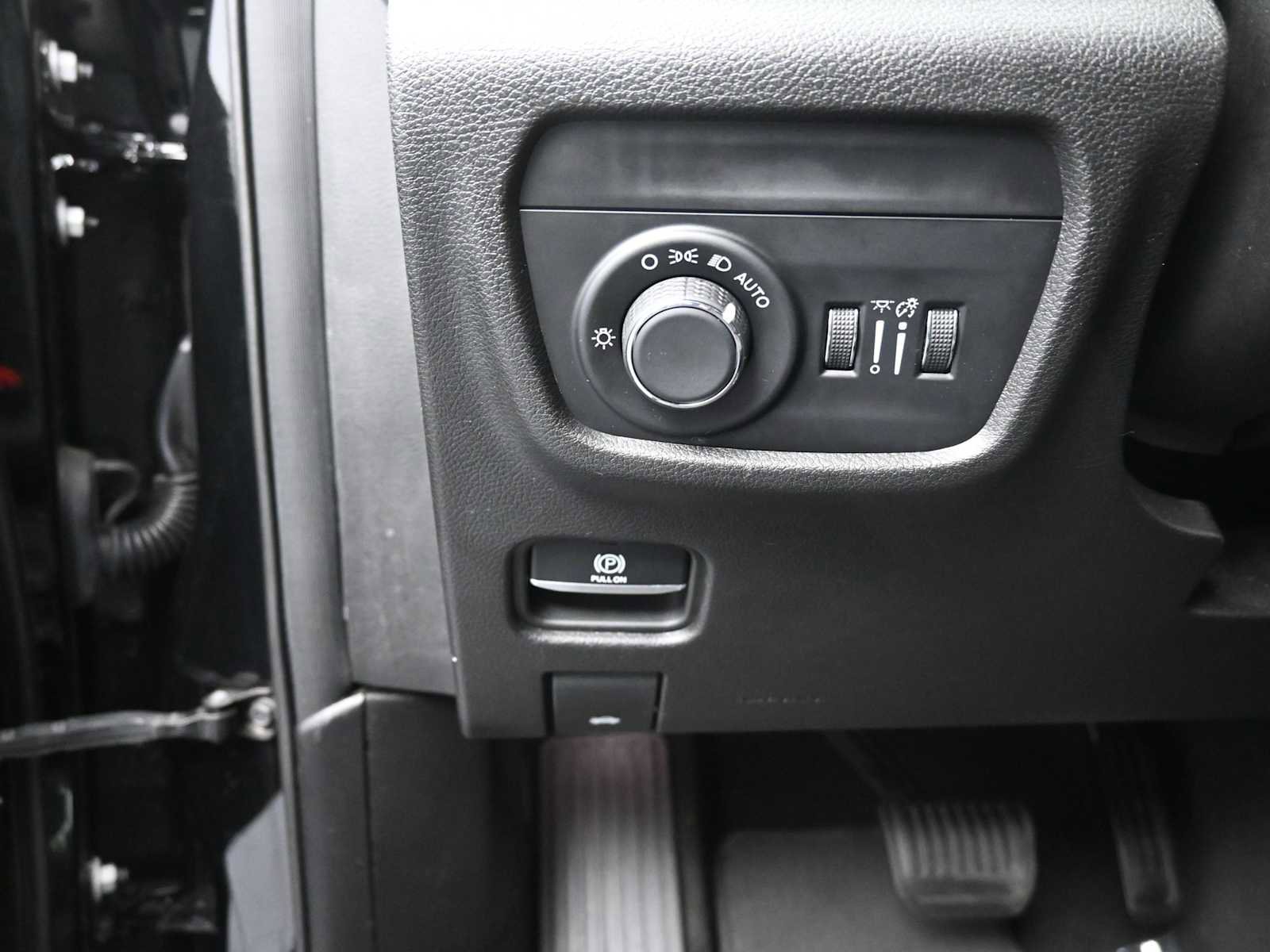 Used 2023 Jeep Grand Cherokee L Laredo image 12