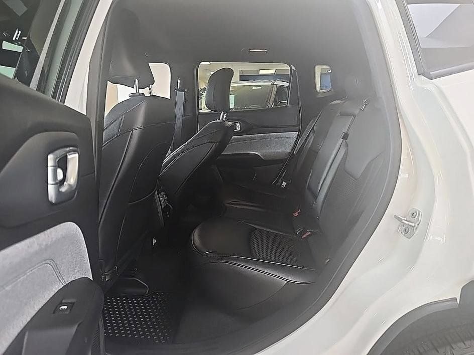 Used 2023 Jeep Compass Latitude w/ Convenience Group AWD/4WD image 28