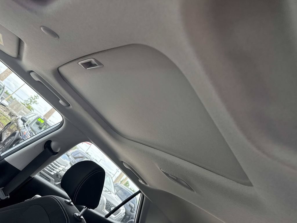 Used 2025 Hyundai Venue SEL FWD image 31