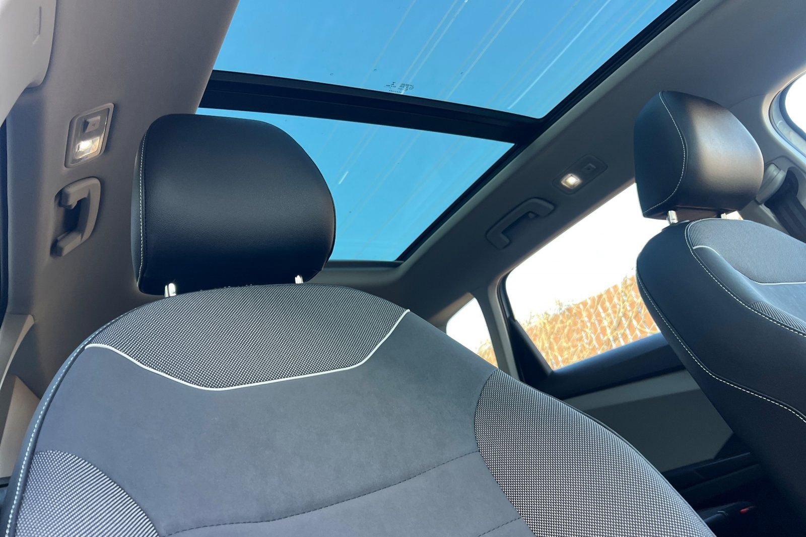 Used 2023 Volkswagen Taos SE w/ Panoramic Sunroof Package image 17