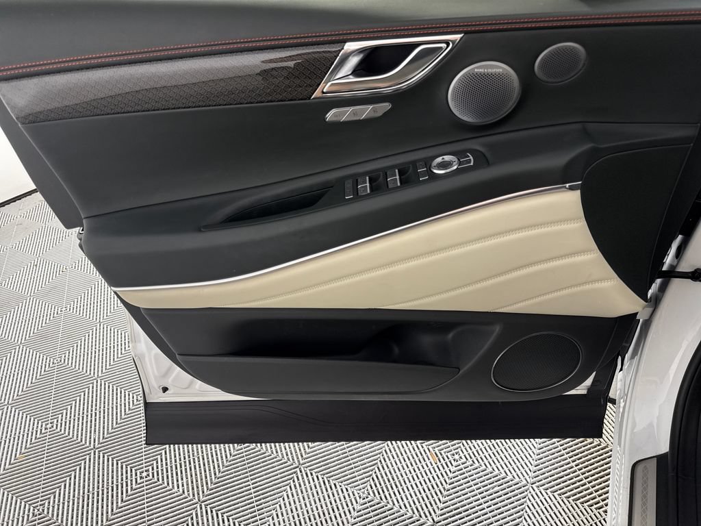 Certified 2025 Genesis GV80 3.5T e-SC AWD/4WD image 11
