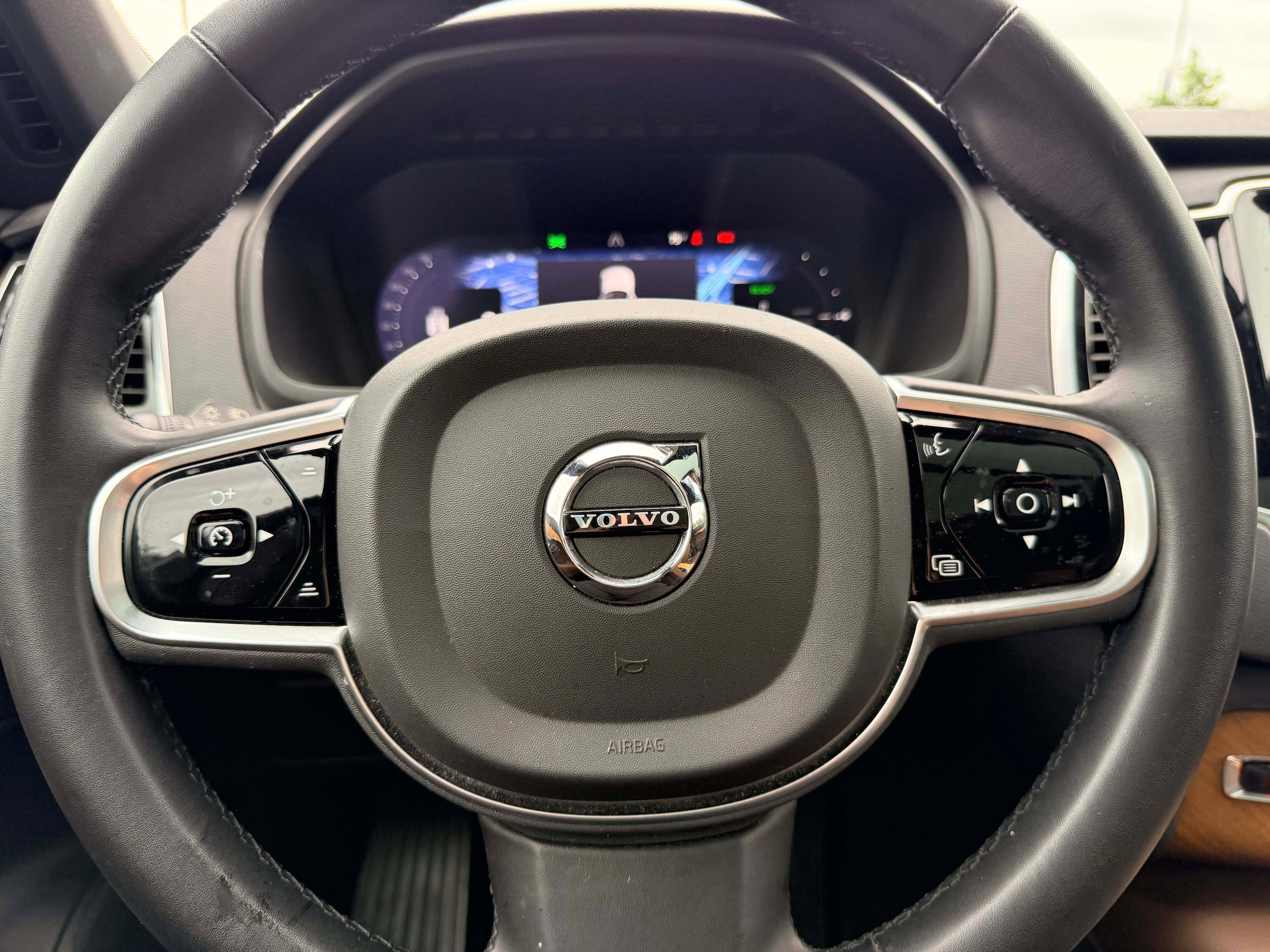 Certified 2023 Volvo XC90 T8 Plus AWD/4WD image 17