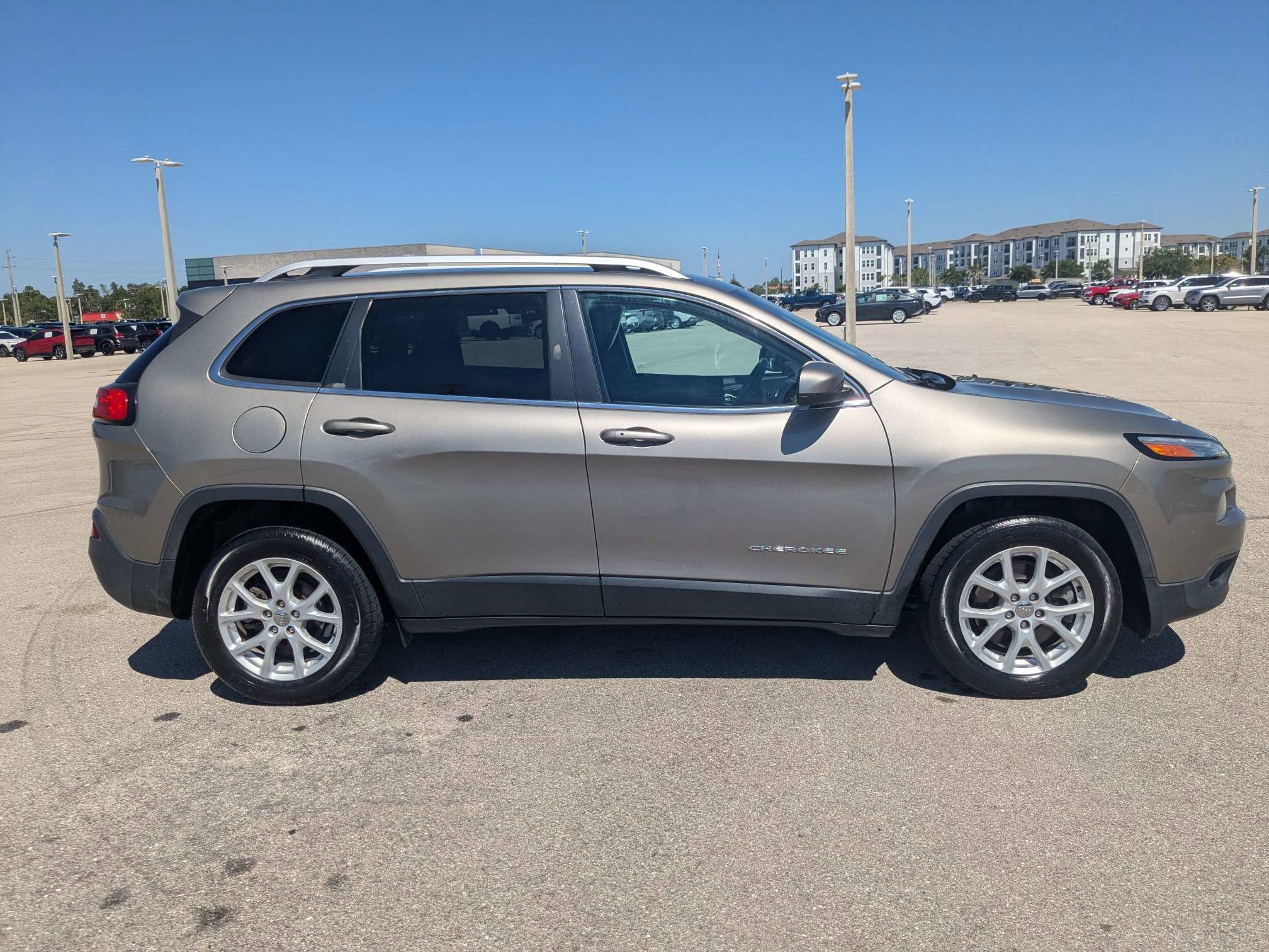 Used 2018 Jeep Cherokee Latitude Plus w/ Comfort/Convenience Group FWD image 4