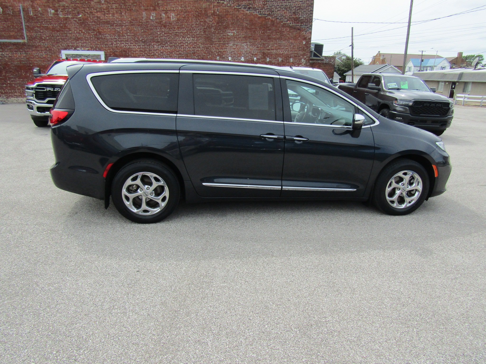 Used 2021 Chrysler Pacifica Limited w/ Premium & Safety Sphere Group AWD/4WD image 2