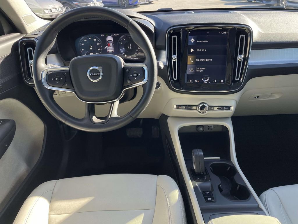 Used 2021 Volvo XC40 T5 Momentum w/ Premium Package image 4
