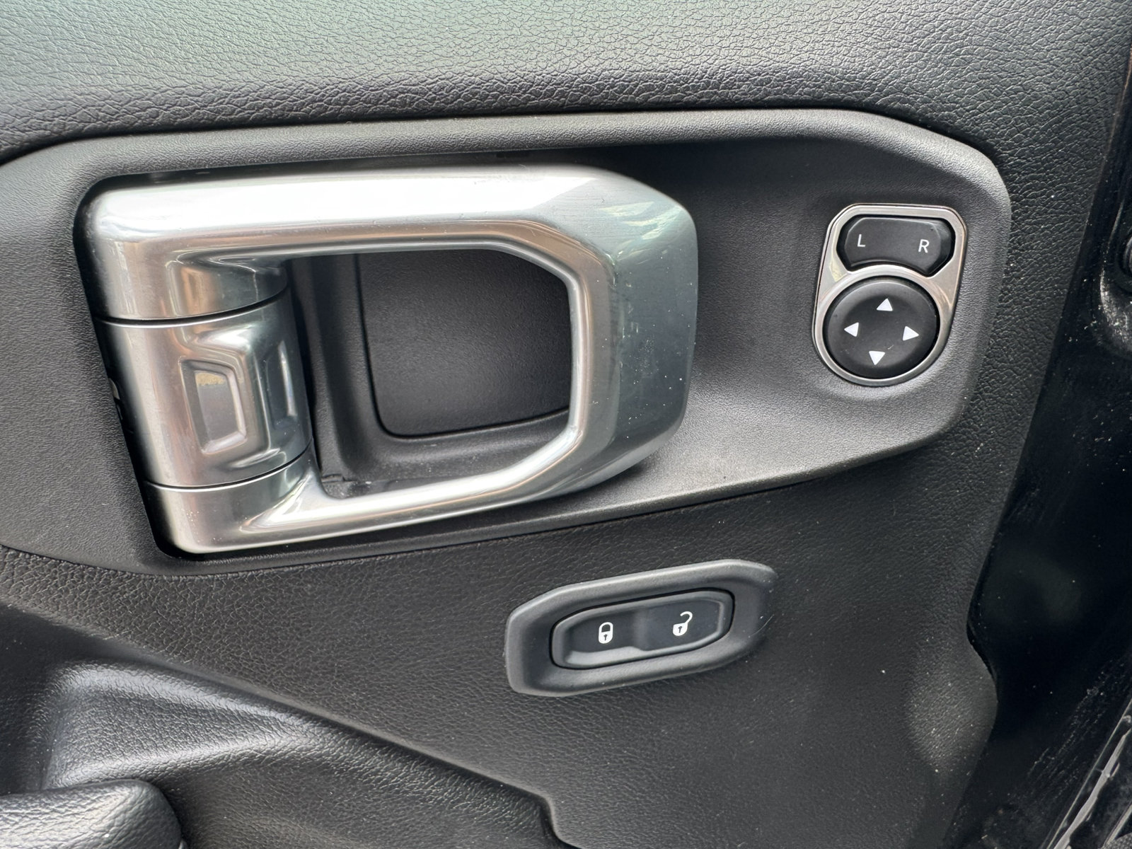 Used 2025 Jeep Wrangler Unlimited Sport AWD/4WD image 12
