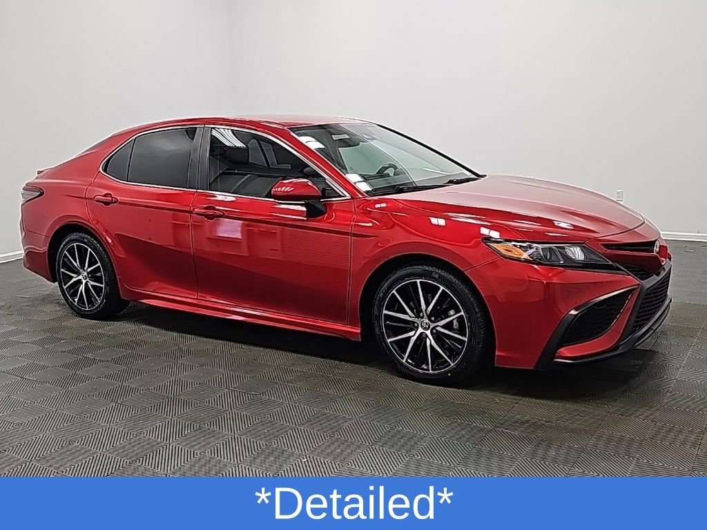 Used 2023 Toyota Camry SE image 2