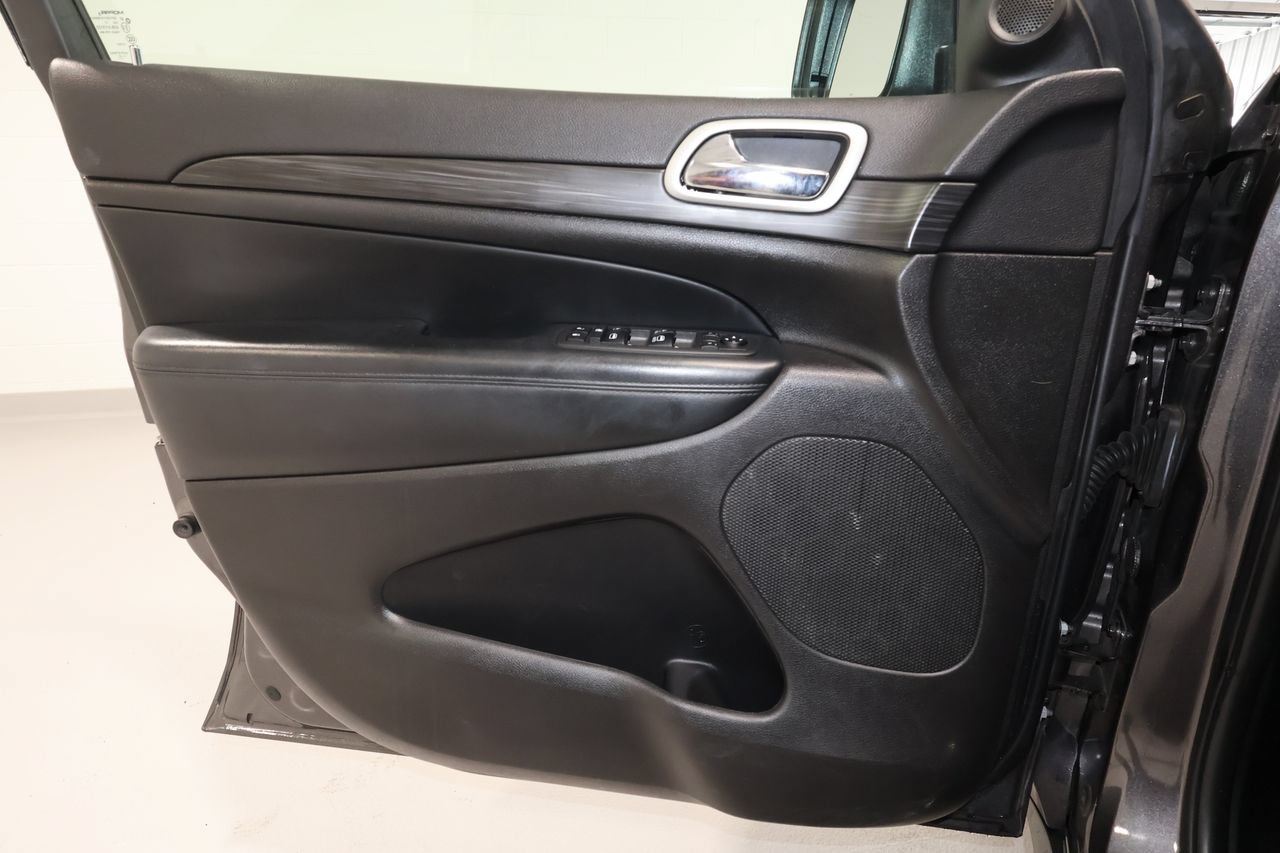 Used 2021 Jeep Grand Cherokee Laredo X RWD image 12
