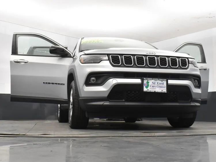 Used 2024 Jeep Compass Latitude image 11