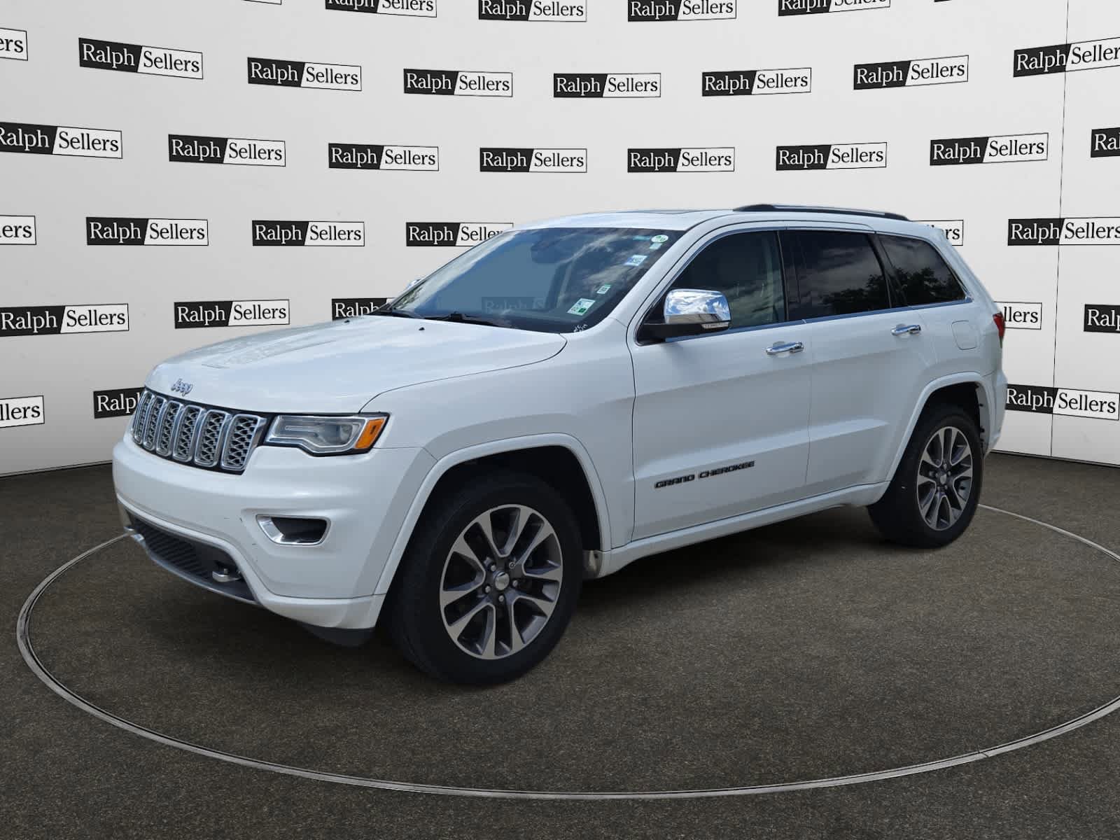 Used 2017 Jeep Grand Cherokee Overland RWD image 2